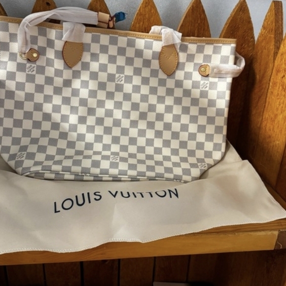 Elegant Checkered Never Full Tote And Clutch in Gray and White. Free Gifts! - Picture 2 of 16